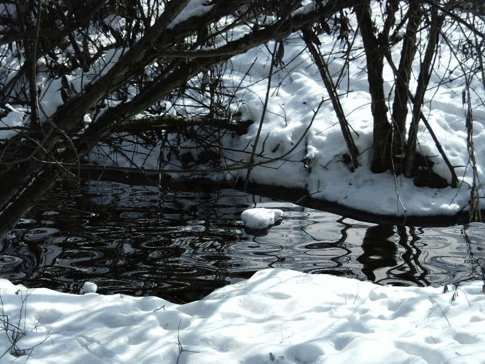 Село качки занесенное снегом оттаивает. Ручьи весной. Весенние ручьи. Весенний Ручеек. Снег весной.